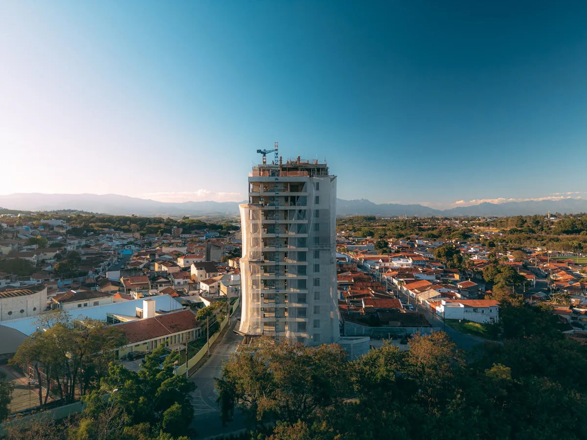 Foto real da obra do Ápice: Estrutura praticamente concluída · agosto de 2026