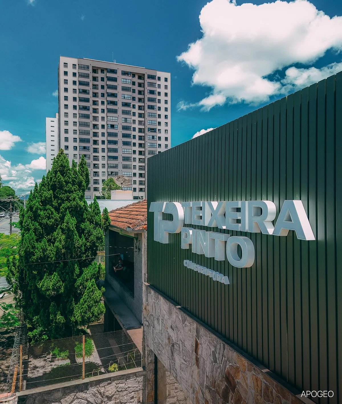 Fachada do Apogeo, em Guaratinguetá, com a marca Teixeira Pinto (foto real)