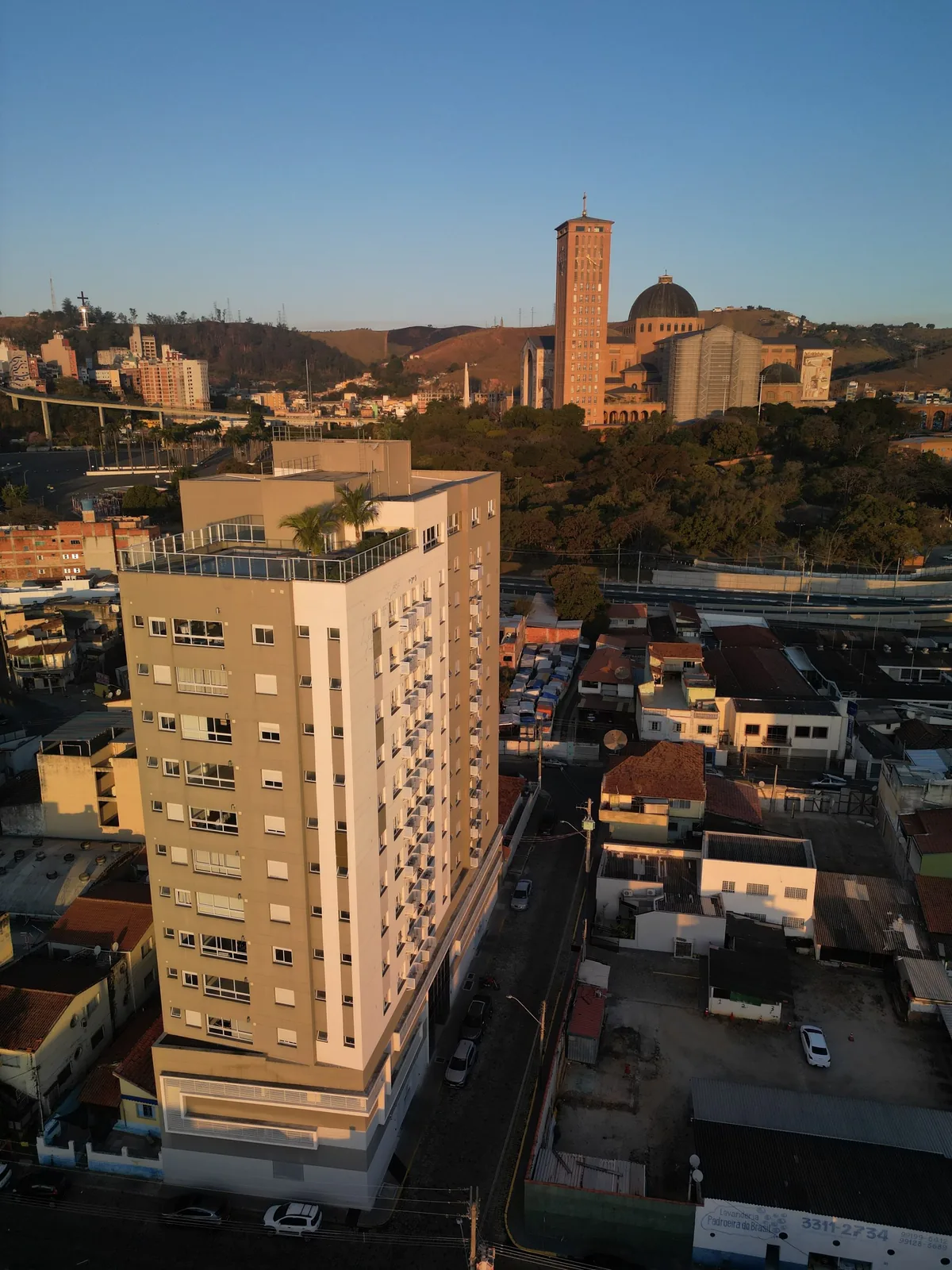 Edifício Ikone, em Aparecida, com o Santuário Nacional ao fundo (foto real)